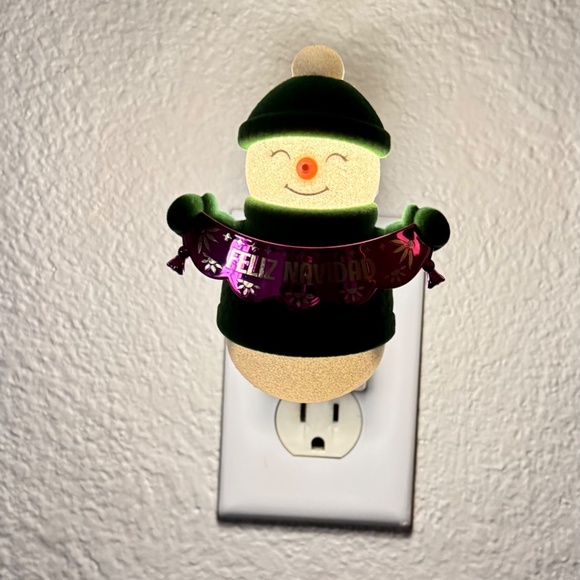 FESTIVE SNOWMAN Wallflowers Nightlight Plug - Picture 5 of 5